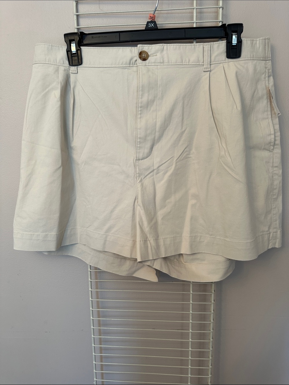 Old Navy Cream woman’s pleated shorts